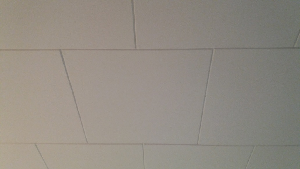 Maalattu katto loisti valkoisuuttaan